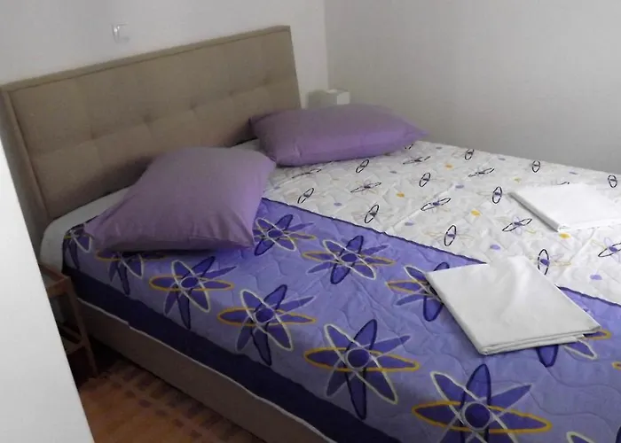 Appealing Apartment 8 Sleeps 3 Guests Split
