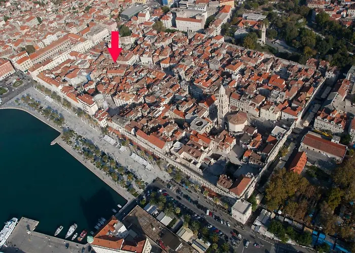 Apartment & Room Split Lea